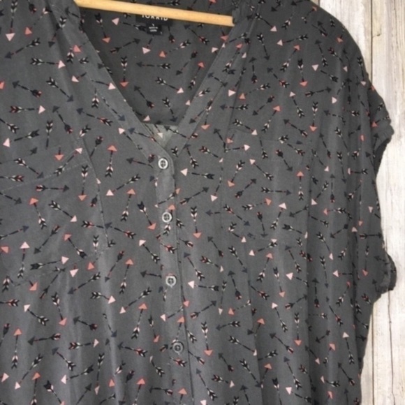Torrid Grey Arrow Button Down Blouse - Picture 4 of 5